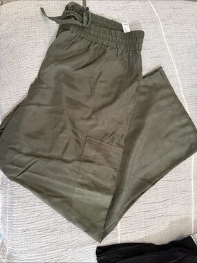 Eileen Fisher Women's Silk Cargo Pants, Army Green. Size Med, fits like L.
